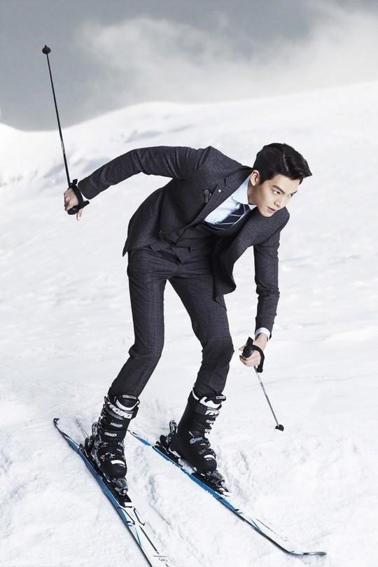 金宇彬身着西装滑雪型男展现运动范