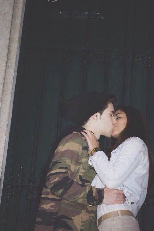 幸福恋人拥吻的情侣唯美图片(7)