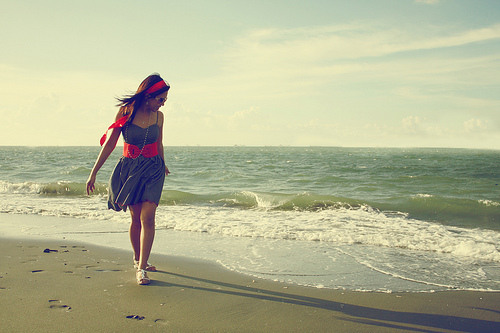 唯美长发女生海边踏浪写真
