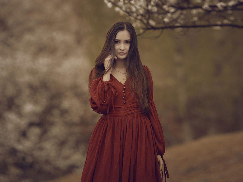 唯美森林红裙美女高清壁纸