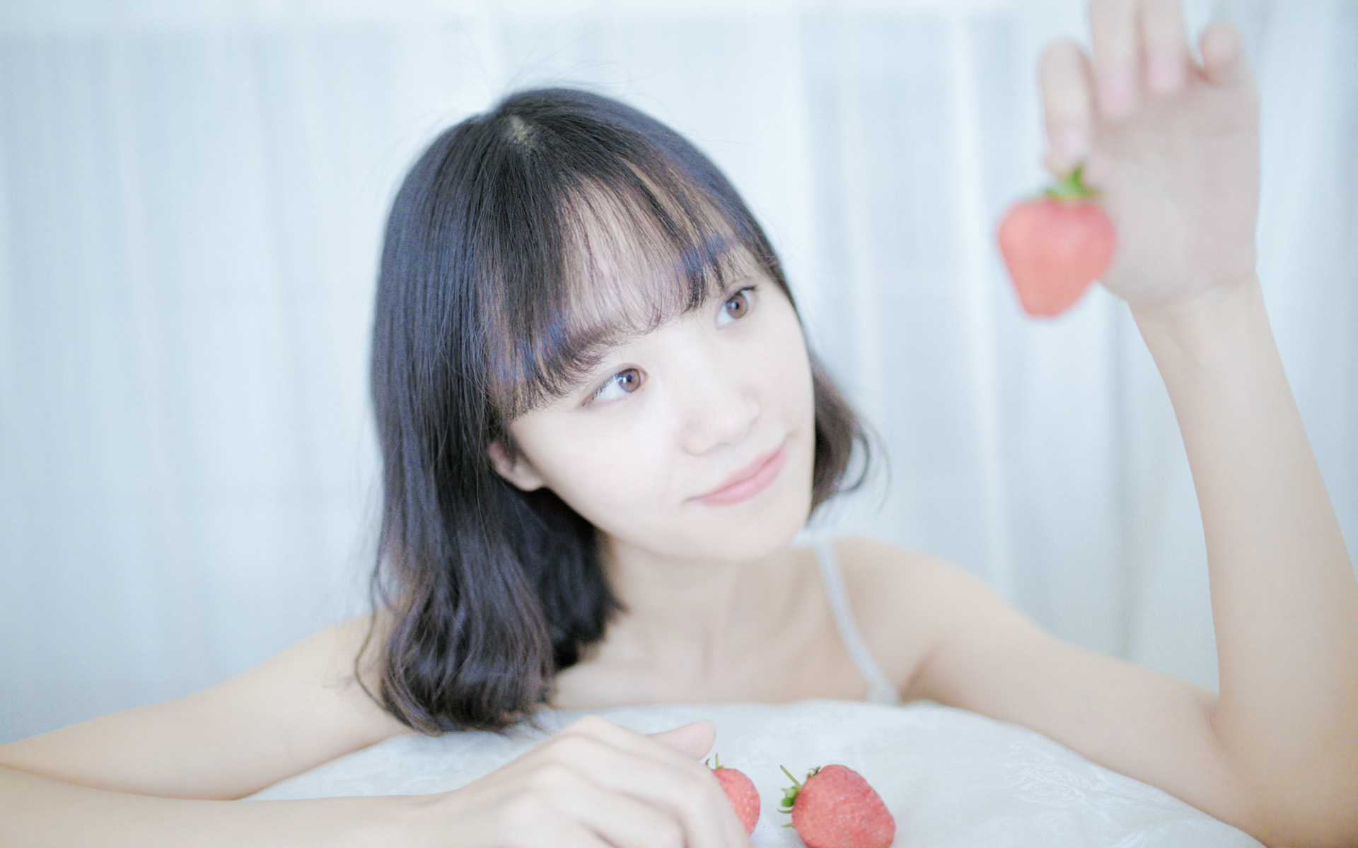 清纯甜美草莓女孩电脑壁纸