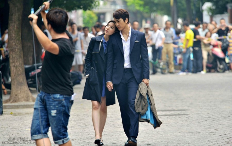 电影《第三种爱情》刘亦菲、宋承宪上海街头拍摄