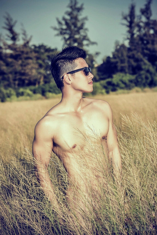 草丛中的肌肉男体