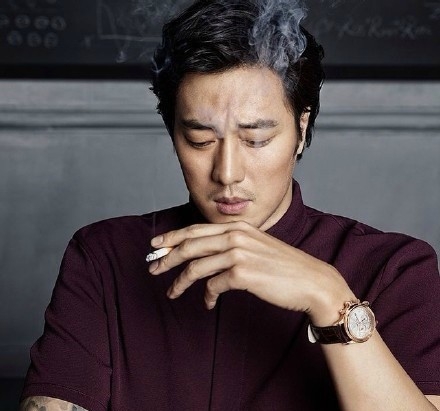 韩国明星型男拍摄 有型的抽烟姿势