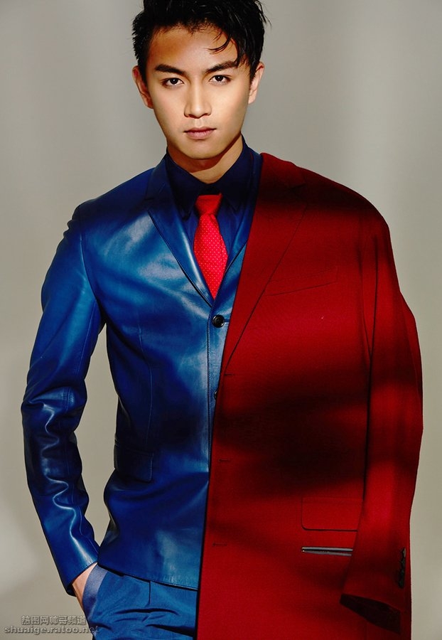 陈晓蓝色西装搭配红色大衣撞色写真，陈晓图片高清