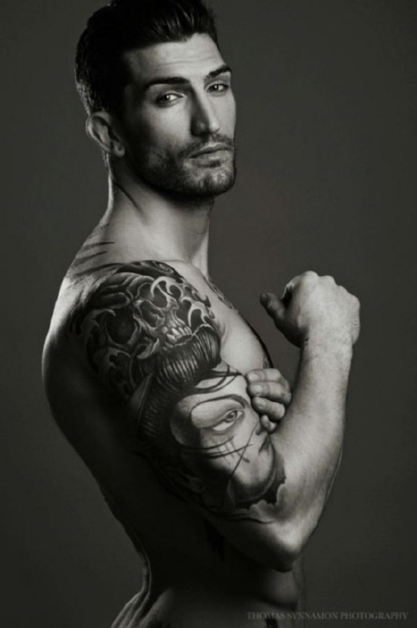Adam Von Rothfelder全裸拍摄封面 展现肌肉线条和纹身