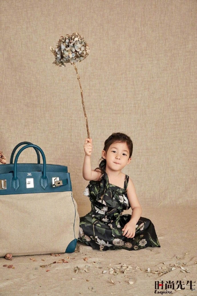 刘畊宏携妻儿拍摄一组时尚写真 一家人颜值爆表