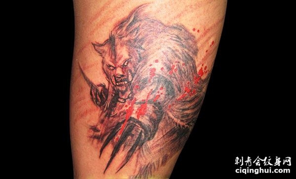 战斗中的狼纹身图案
