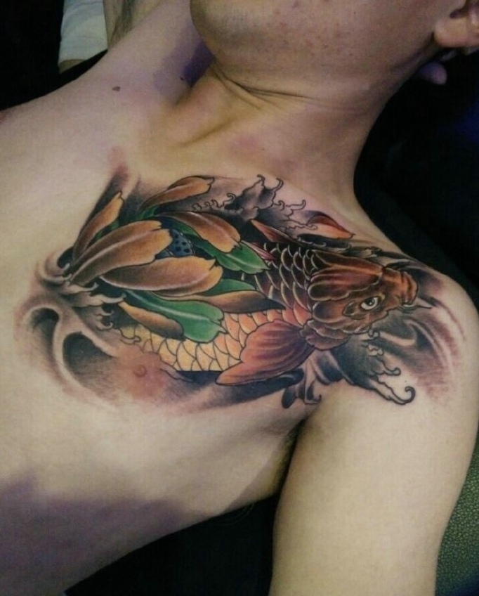 金色鲤鱼纹身图片 男士胸部的金色鲤鱼纹身