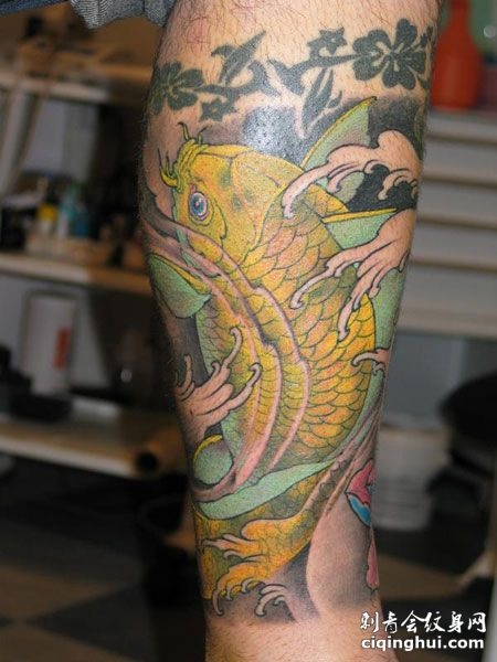 小腿黄色锦鲤浪花纹身图案