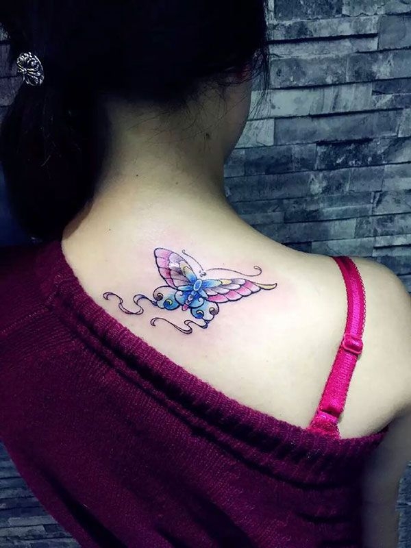 背部彩绘蝴蝶纹身图案