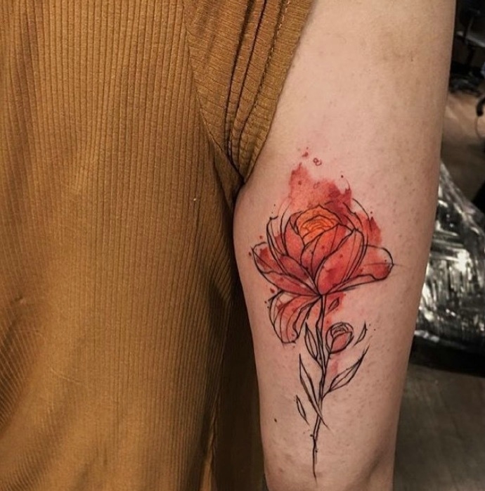 女生手臂外侧水彩花朵纹身刺青