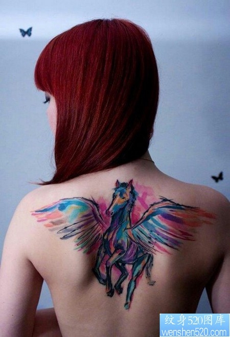 一幅女人肩部彩色飞马纹身图片由纹身520图库推荐