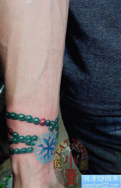 手臂精美的彩色手链纹身图片