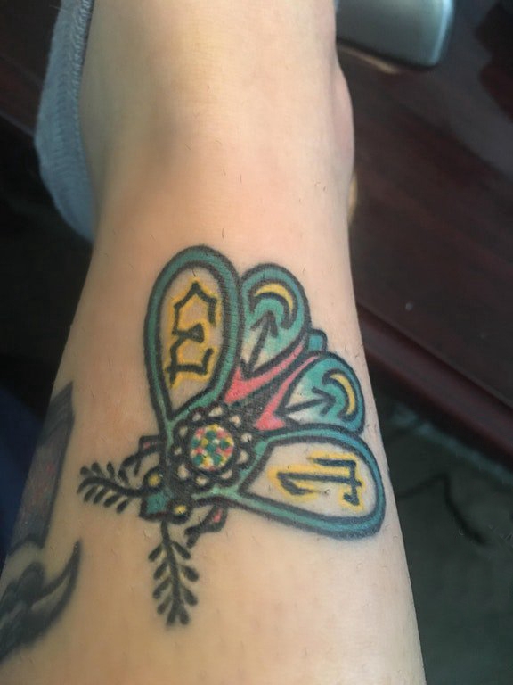 女生手臂上彩绘水彩素描擦创意唯美蝴蝶纹身图片