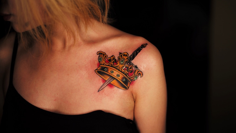 剑锋王冠，披肩王冠与匕首彩绘纹身