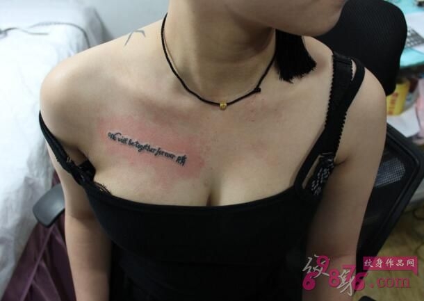 女人性感胸部英文字母纹身图案