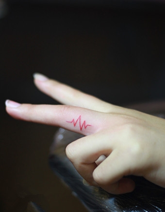 女生手指心电图纹身