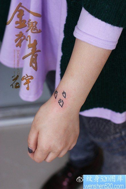 女人手腕处小坚果纹身图片