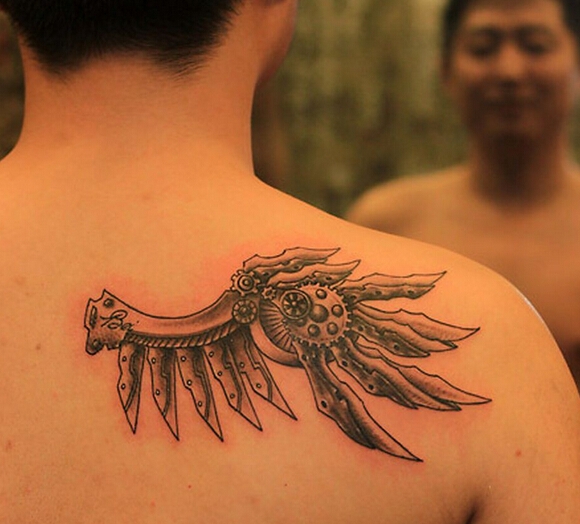 男性背部个性的机械翅膀纹身