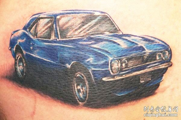胸前的蓝色汽车纹身图案