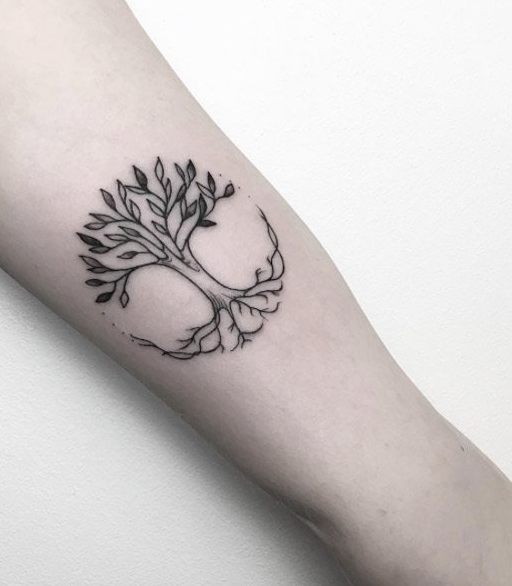女生手臂黑色线条小清新树纹身图案