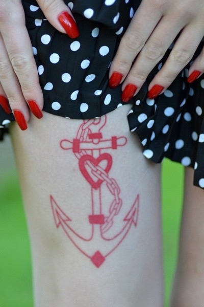 女性腿部一款漂亮的红色船锚纹身