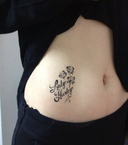 美女腹部字母与玫瑰纹身图案