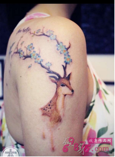 女生肩部梅花鹿蓝色花彩绘纹身图案
