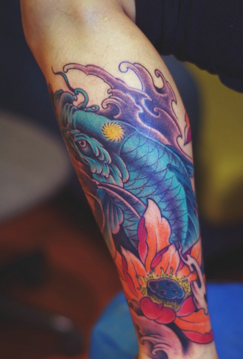 包小腿鲜艳明亮的彩色鲤鱼纹身图案