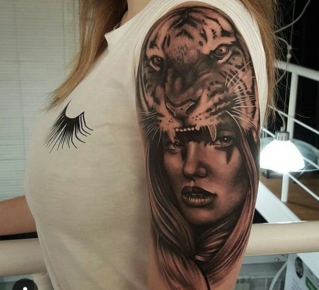 女生花臂老虎与女郎一起的纹身刺青