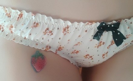 女性腿部草莓刺青