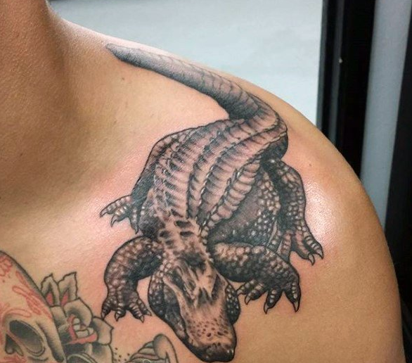 男生肩部黑色鳄鱼纹身图案