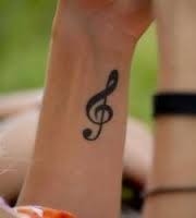 手腕上漂亮简单的音符纹身