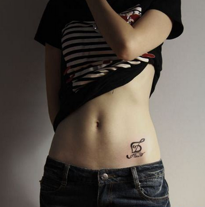 女孩子腹部小小的音符纹身