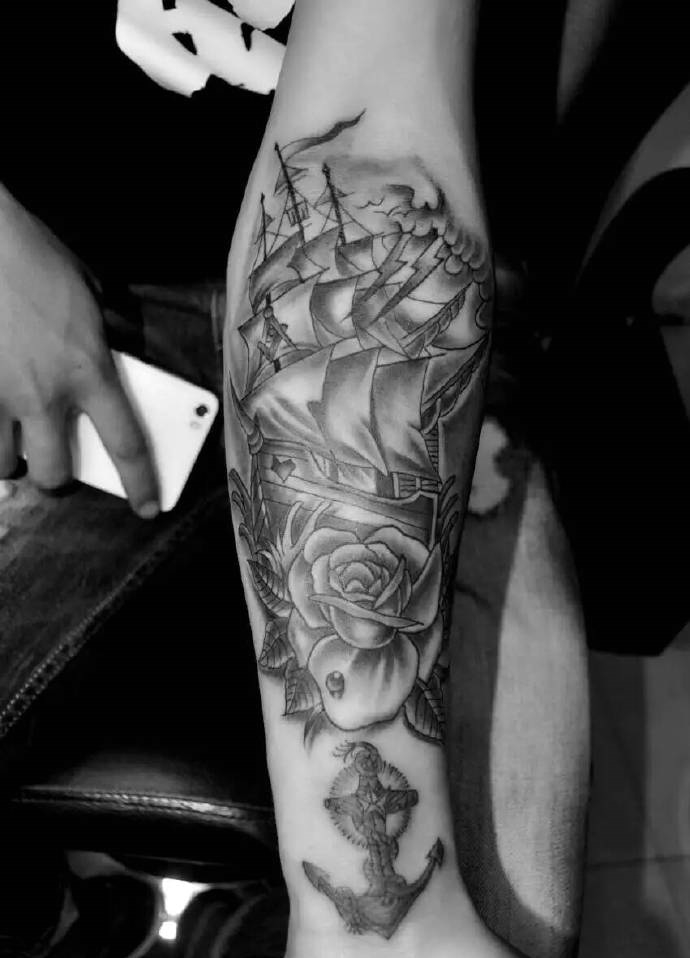 手臂黑白个性帆船纹身刺青