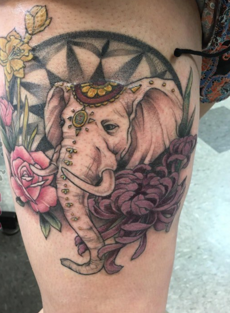大腿上大象花朵女生纹身图片