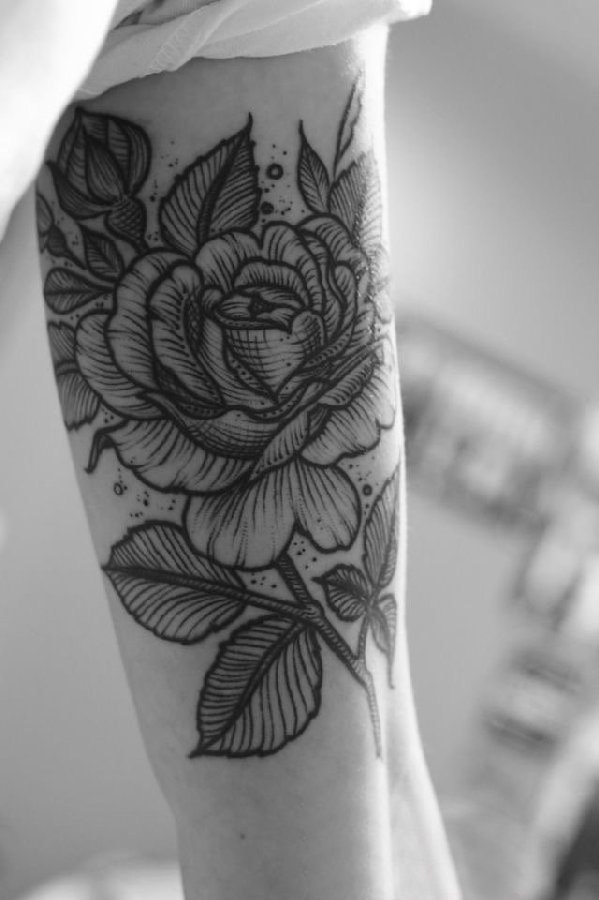 女生手臂上黑色点刺简单线条植物花纹身图片