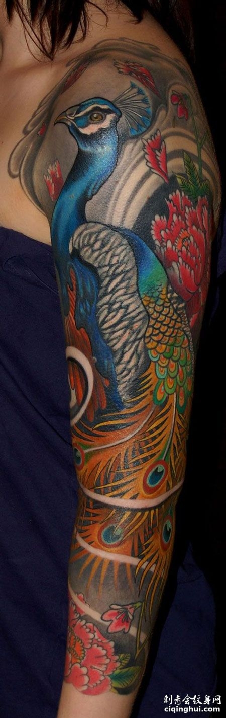 花臂蓝色孔雀牡丹纹身图案