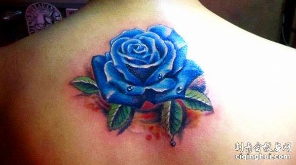 颈部后的蓝色玫瑰纹身图片