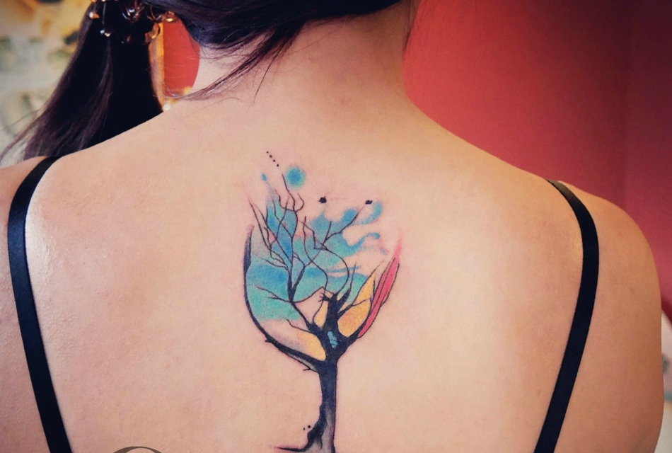 女生背部的创意彩色小树图腾刺青