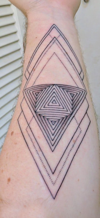 男生手臂上黑色几何线条三角形和菱形纹身图片