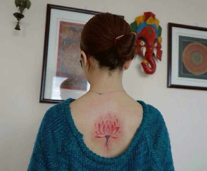 性感美女后背美丽的莲花纹身图片