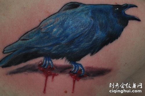 背部暗蓝色乌鸦纹身图案