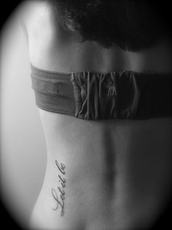 女性腰部唯美个性的英文纹身图案