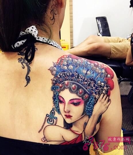 女性后肩部漂亮的花旦纹身图案