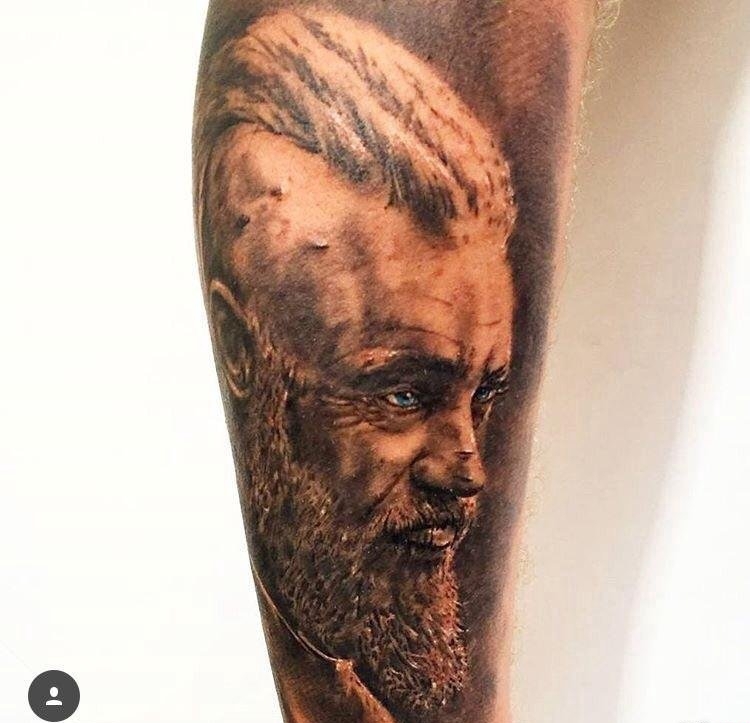 小腿上的影视明星Ragnar Lothbrok肖像图案纹身