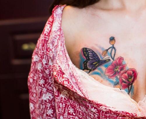 女性胸部彩色蝴蝶纹身图案