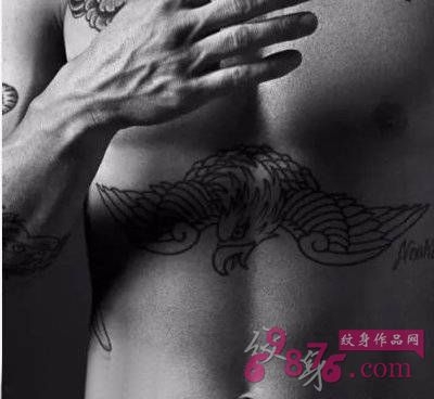 美国纹身明星 Adam Levine 胸上黑色的老鹰纹身图片