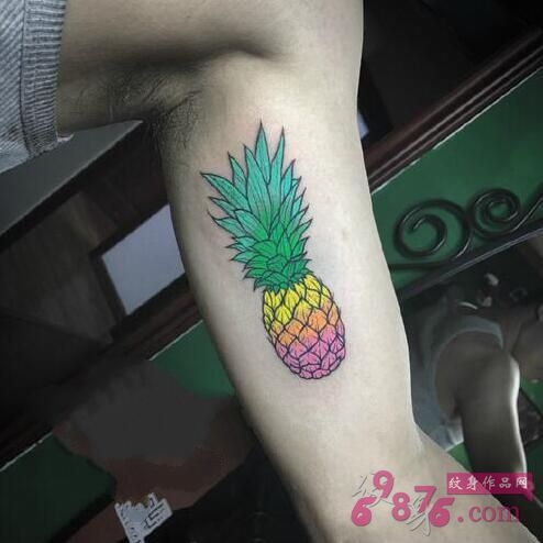 原宿风彩色菠萝纹身图案